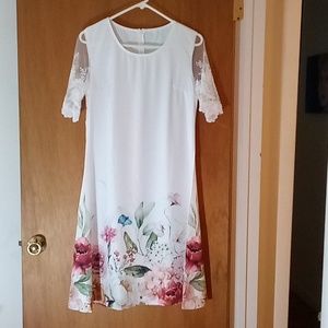 White dress with floral detail and lace sleeves size Large